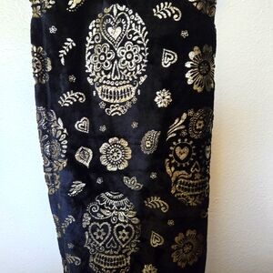 Day of the Dead Gold Skull Fuzzy Throw Blanket